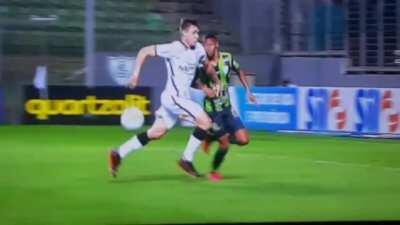 O árbitro Vagner Magalhães deu esse pênalti a favor de América-MG. Rodolfo bateu e empatou o jogo