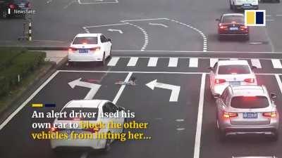 Girl falls out of car window unbeknownst to driver, assisted by yielding motorists