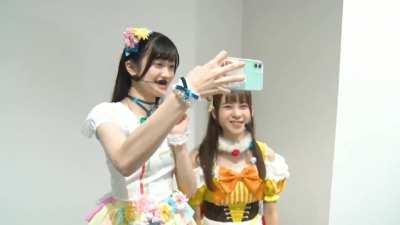 Moeka Koizumi (163 cm) and Kaori Maeda (146 cm) attempt to take selfies with each other at their normal height.