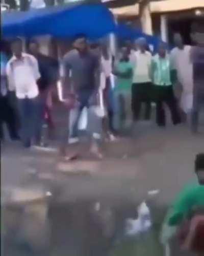 Squirtle usa hidrobomba.