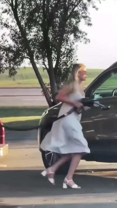 Someone anyone pls help this lady 😂