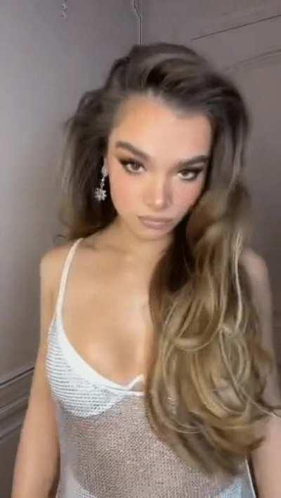It's crazy how sexy Hailee Steinfeld looks in her birthday outfit