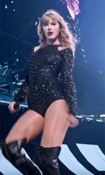 Goddess Taylor Swift is so unbelievably sexy, she gets me so weak!