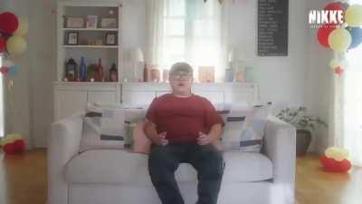 BEELCE TIENE QUE VER ESTE ANUNCIO xd. es de un juego y parece que ofendio a los otakus