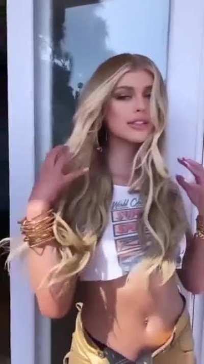 Such a great outfit in this vid