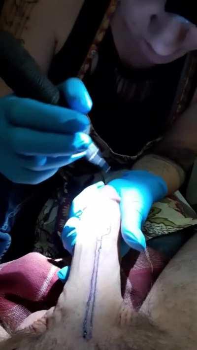 She sucked of a client while tattooing him