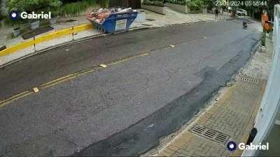 Pitbull rushes out to attack another dog during walk while its owner gets dragged by the leash (01/23/2024, Rio de Janeiro - Brazil)