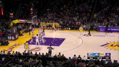 [Highlight] Lebron gets back-to-back and 1s to get him to 14 points early in the 2nd quarter.