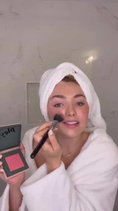 Peyton List: Cleavage