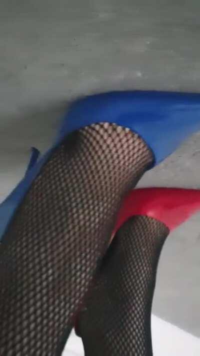 Fresh out the shower i decided to channel harley quinn..💙❤👠💣