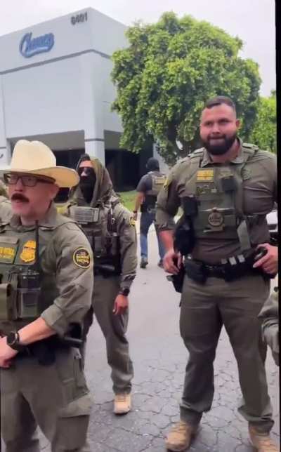 Hispanic guy let’s Armed Border Patrol Agents Know He’s Not Scared of them | Ongoing Paramount /LA California Protests