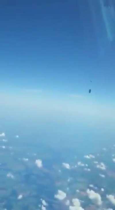 A Boeing 737 encounters an amateur stratospheric balloon