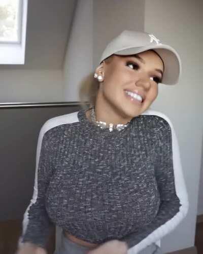 Dicke Titten wackeln im grauen Sweater.