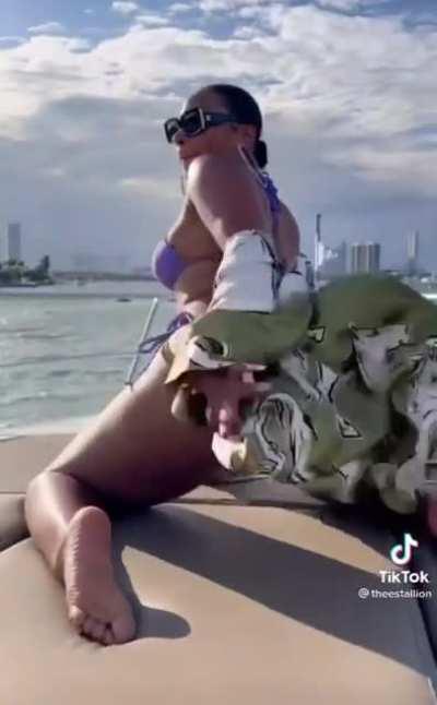 Fat black ass in bikini 🍑🤤