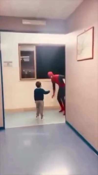 The little boy spent his B'day in pediatric oncology ward, and because of his low immunity, he couldn't have a party or even receive visits from friends. But he received a surprise visit from his favorite superhero.