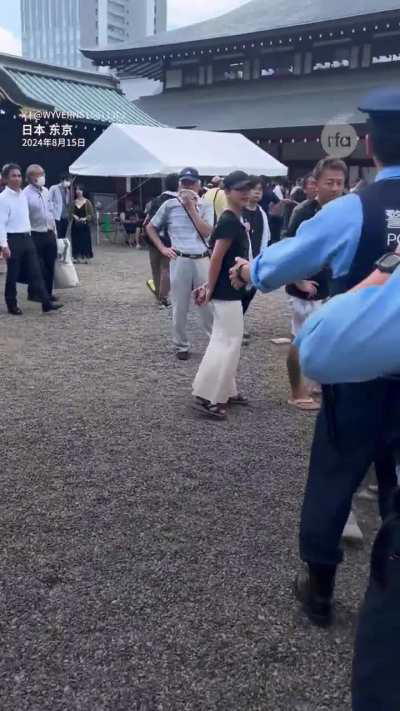 【如何评价他的”勇气“？ 】⁣2024年8月15日，日本纪念战败投降79周年。 ⁣一中国人在日本 #靖国神社 前抗议。 ⁣#爱国流量 #反日 #爱国贼  #铁头 #油头 ⁣