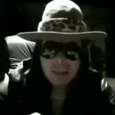 El Dylan cuando ve un meme sobre un personaje moreno con la palabra “viejas” abajo: