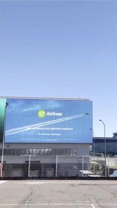 Cleverly placed advertising screen or a lucky video taken at the right time?