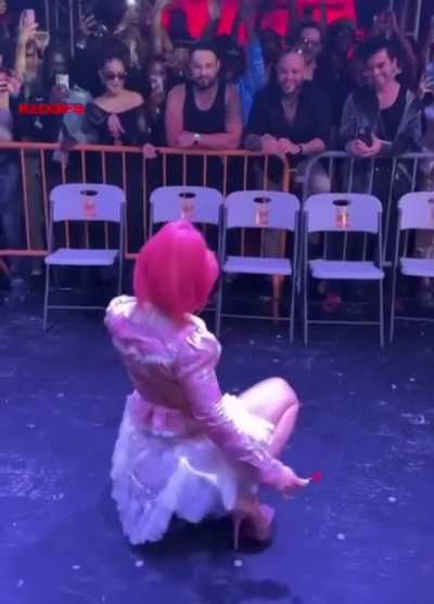 Omfg she makes me so hard!