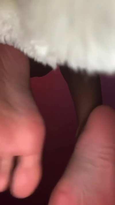 Latina pretty feet: soles, toes, sw