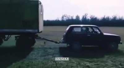 А вот Ислам Ахмедович на Ниве тащит вагон!