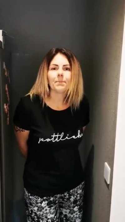 🤣🤣🤣 Wenn die Alte der ihren Job mal wieder nicht macht! Erst inne Ecke und dann grün und blau schlagen! 😂😂😂 Prost 🍻 und schönes Wochenende 🌞 ihr Spatzen 🦜