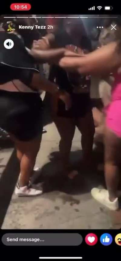 Harrisburg, PA. Girl's tampon pops out during fight🤮