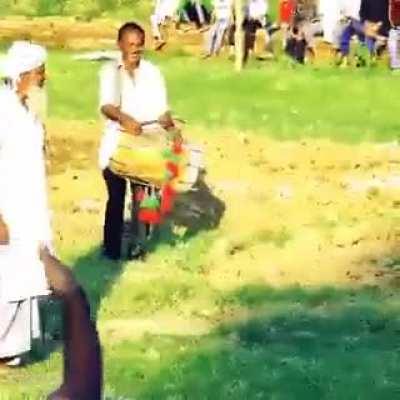 Heavy weight thought yellow dressed is weak but happened opposite