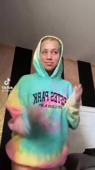 Bro how her shit move like that 😂