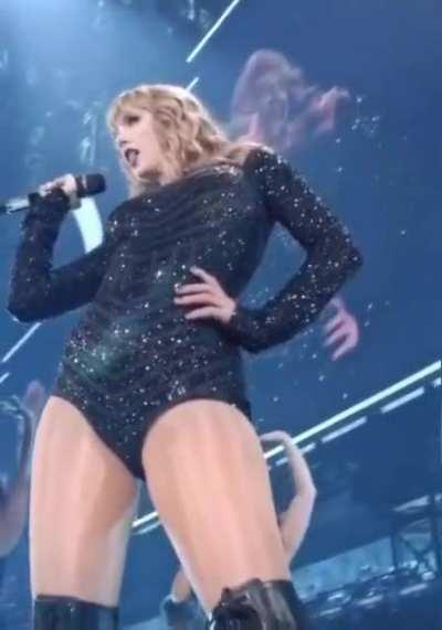 God, just look how sexy and full her body looks here. I would’ve stained the fuck out of this outfit with my cum.