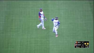 [Highlight] Robinson Cano Misjudges A Two Out Fly Ball