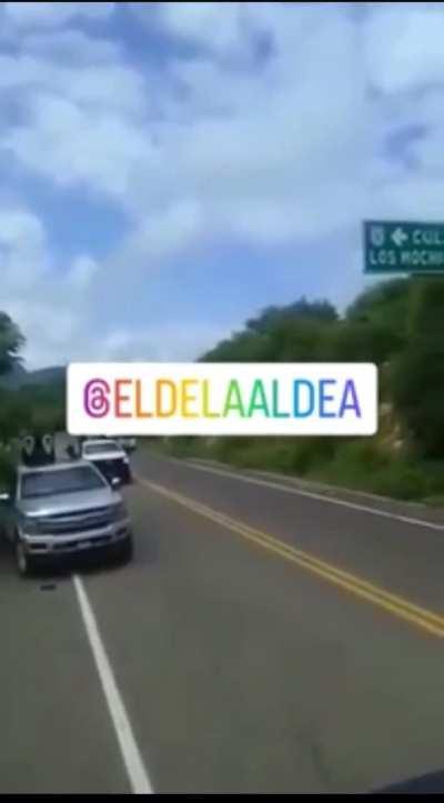 Convoy of Chapo Isidro gunmen in la sierra after recent infighting confrontations within BLO ( 📍Sinaloa)