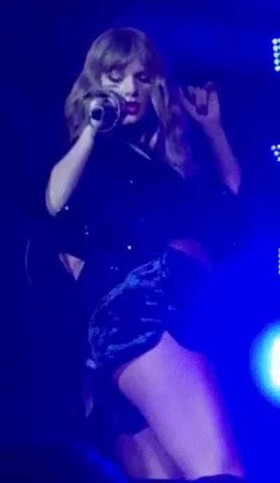 The way she shakes it 🥵🥵