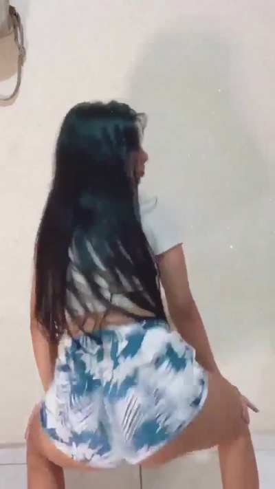 Ela bate palma com a raba 