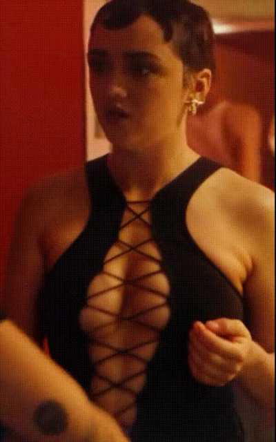 Maisie Williams being hungry for some dick at the restroom