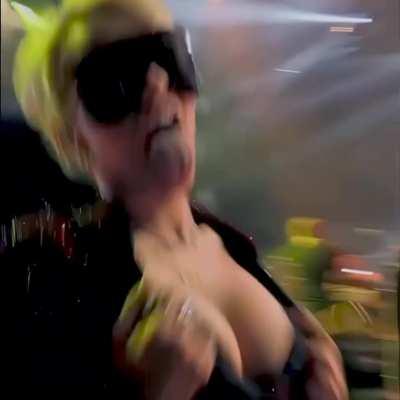 Miley Cyrus Show Nude Tits onstage