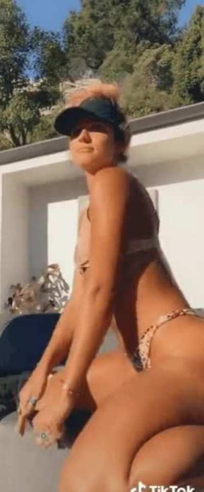 I imagine her doing this on my 🍆