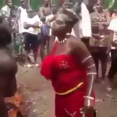 (Hassaslar açmasın) Kayganlaştırıcı yerine Japon yapıştırıcısı sürmek;