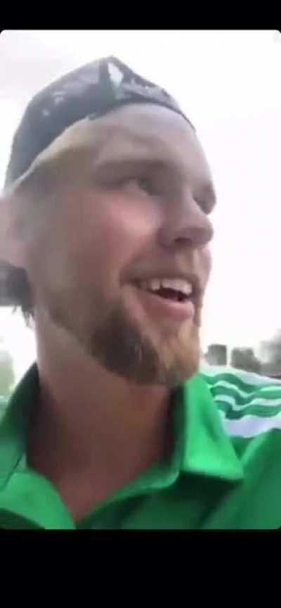 FCI Levadia mängija Brent Lepistu õpetab poisse autot pesema