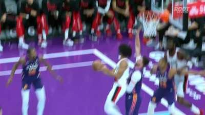 [Highlight] Shaedon Sharpe with some circus magic as he makes the layup facing away from the basket