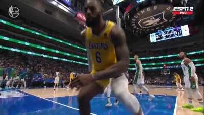 [Highlight] Lebron lands on the camera and we get a closeup of his crotch