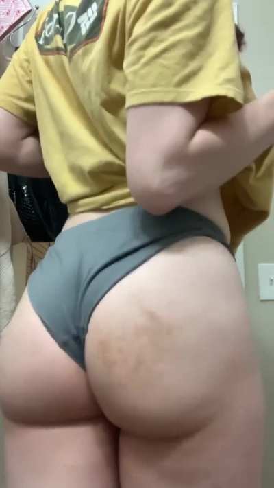 If you give good head we can go on a date 🍑 let’s chat 💕 check the comments for a 🥵 link 👇 