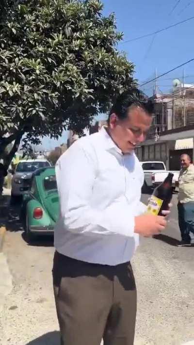 Yo jamás vendería mi voto, a caray quiero oír su oferta joven