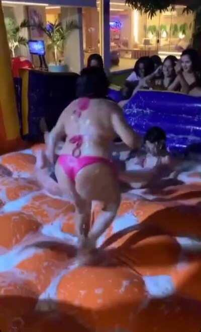 Emily Garcia pagando mais peitinho