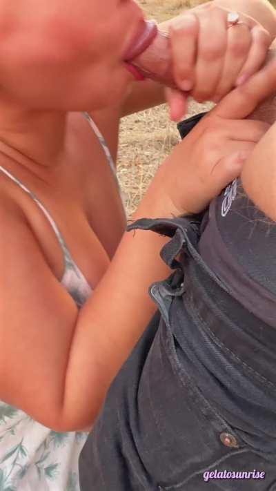 Hikes are full of surprises (and mouthfuls) 😋 Just dropped my newest vid, I love being used outside 😇