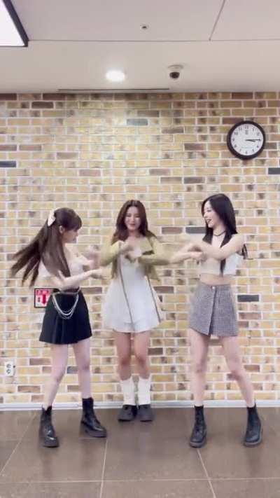 [230327] Bora, Jiwon & Jiyoon (Ichillin') IG update: #POW_challenge