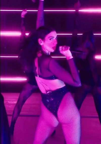 Dua Lipa's ass jiggling are hypnotic