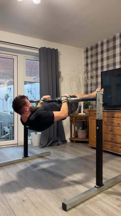 Front lever pull to touch and hold attempt - shoulder width (wider than what I’m used to)