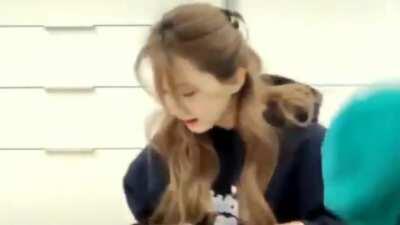 Boo peed on Tzuyu's pants🤣🤣 I'm sorry but I can't stop laughing 🤣 Her expression when she notice is gold.