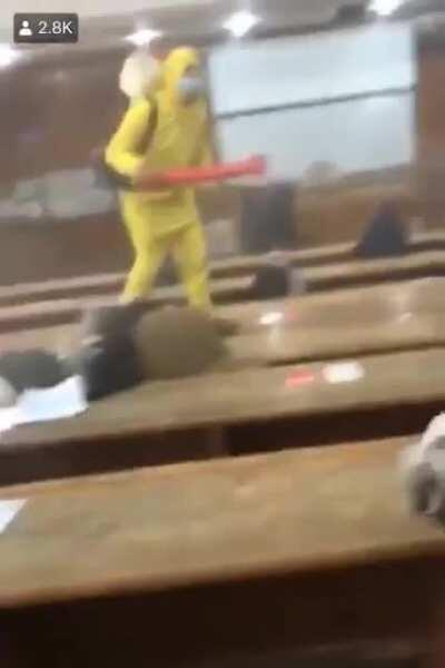 اوعى الاجراءات الاحترازيه ياعم الحج